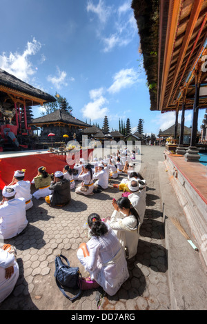 Indonesien, Menschen beten in Pura Ulun Danu Batur Tempel im Dorf Batur Stockfoto