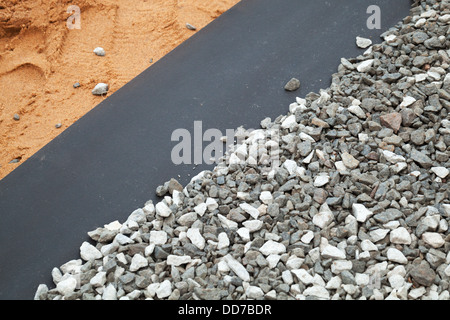 Geotextil Schicht zwischen Kies- und Sandboden Stockfoto