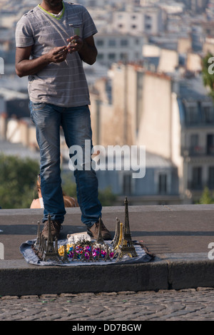 Eiffelturm-Souvenirs von Paris zum Verkauf in Montmartre Stockfoto