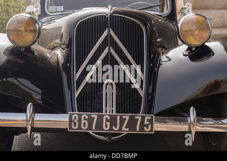 Citroen Limousine Oldtimer für Hochzeiten in Paris mit Paris (75) Kennzeichen verwendet Stockfoto