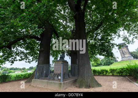 Dresden-Zschertnitz, Deutschland. 19. August 2013. Das Moreau-Denkmal ist bei der Raecknitzhoehe in Dresden-Zschertnitz, Deutschland, 19. August 2013 sehen. Das Denkmal erinnert an die tödliche Verletzung von general Jean-Victor Moreau (1763-1813) am 27. August 1813. Moreau kämpfte für Zar Alexander I. gegen Napoleon und wurde verletzt, was zu seinem Tod in Laun am 2. September 1813. Foto: Jörn Haufe/Dpa/Alamy Live News Stockfoto