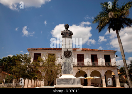 Statue von Jose Marti und Casa de Cultura in Vinales, Vinales Tal, Pinar Del Rio, Kuba, Karibik Stockfoto