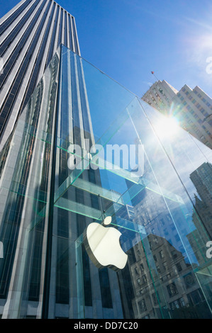 Die Fifth Avenue Apple Store mit Logo auf dem Flaggschiff in New York City, USA Stockfoto