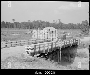 Das Jerome Relocation Center in Denson, Arkansas, wird geschlossen. Evakuierte bauen während ihrer Zeit eine der Brücken im Zentrum. Stockfoto