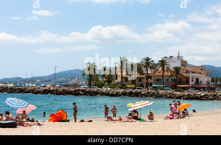 Spanien, Mallorca, Ansicht von Menschen am Strand von Portixol Stockfoto