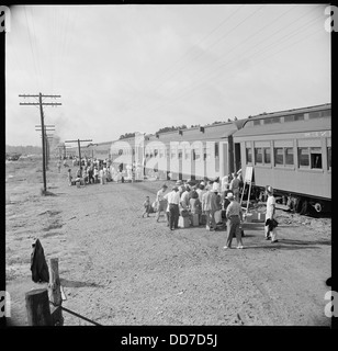 Das Jerome Relocation Center in Denson, Arkansas, wird geschlossen gezeigt, wobei LKWs Evakuierte, hauptsächlich japanische Amerikaner, während des Zweiten Weltkriegs transportierten. Stockfoto