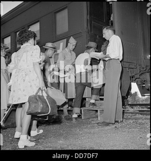Die Schließung des Jerome Relocation Centers in Denson, Arkansas, zeigt die letzten Tage des Internierungslagers, während sich Evakuierte auf die Flucht vorbereiten. Stockfoto