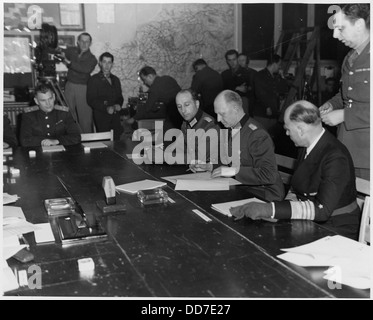 Colonal General Alfred Jodl, Chef des Stabes unter dem doenitz Regime, Zeichen der bedingungslosen Kapitulation.... -- 195338 Stockfoto