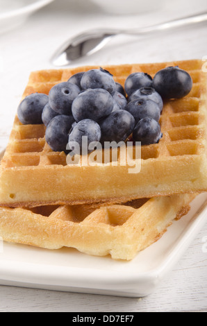 frisch gebackene Waffeln und Bio Heidelbeeren Stockfoto