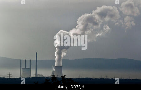 Dampf des Kohlekraftwerks Staudinger steigt in die Luft vor Berge des Spessarts in Frankfurt Main, Deutschland, 20. August 2013. Das Bild wurde mit einem Teleobjektiv in Frankfurt Main aufgenommen. Foto: Frank Rumpenhorst Stockfoto