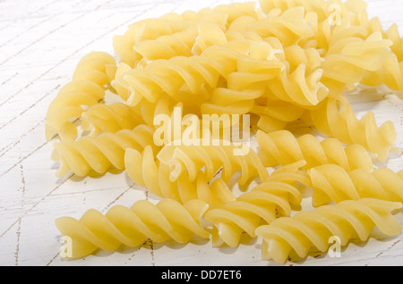 hausgemachte Nudeln auf einem hellen Holzbrett Stockfoto