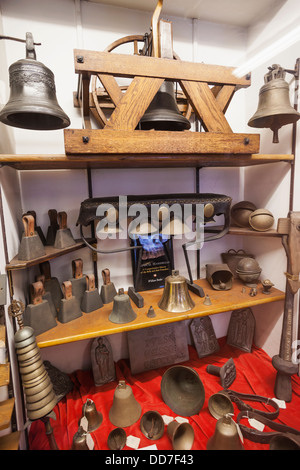 England, London, Whitechapel, Whitechapel Bell Foundry, Vitrine Stockfoto