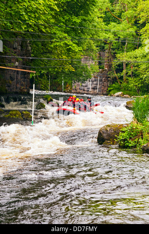 Wildwasser-Rafting an der nationalen White Water Centre Bala Stockfoto