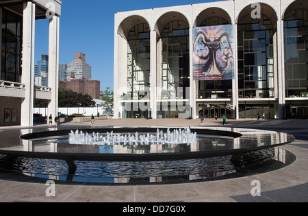 REVSON BRUNNEN (DSR 2009 ©) METROPOLITAN OPERA HOUSE (©WALLACE HARRISON 1966) MAIN PLAZA LINCOLN CENTER MANHATTAN NEW YORK CITY USA Stockfoto