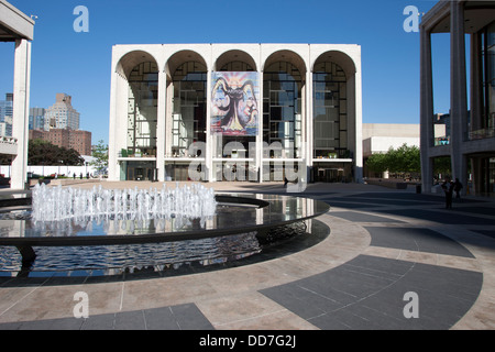 REVSON BRUNNEN (© JOHNSON 1964 / DSR 2009) METROPOLITAN OPERA HOUSE (©WALLACE HARRISON 1966) MAIN PLAZA LINCOLN CENTER MANHATTAN NEW YORK CITY USA Stockfoto