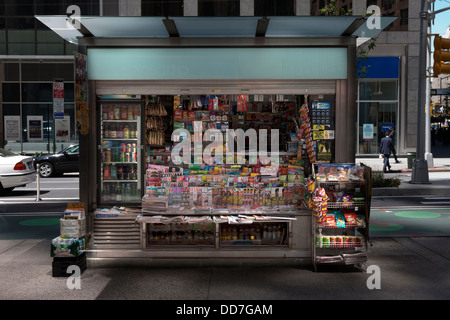 VORDERSEITE DES NEWS STAND SEVENTH AVENUE MIDTOWN MANHATTAN NEW YORK CITY USA Stockfoto