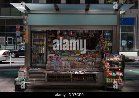 VORDERSEITE DES NEWS STAND SEVENTH AVENUE MIDTOWN MANHATTAN NEW YORK CITY USA Stockfoto