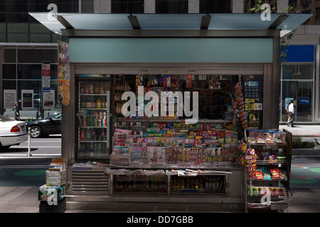 VORDERSEITE DES NEWS STAND SEVENTH AVENUE MIDTOWN MANHATTAN NEW YORK CITY USA Stockfoto