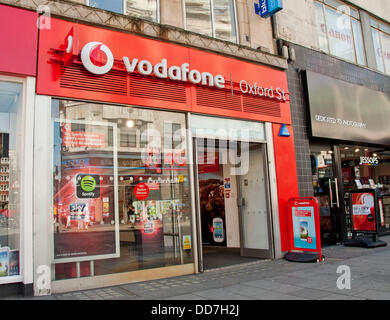 London, UK. 28. August 2013. Der Vodafone Shop in der Oxford Street. Am 29. August startet Vodafone 4G Service für Kunden in London. Das Unternehmen investierte £ 900 Millionen im Netz. Vodafone will roll-out der Service für 12 weitere Städte einschließlich Sheffield, Leeds und Manchester vor Ende 2013. Kunden auf einer SIM-Karte nur 12-Monats-Vertrag werden voraussichtlich £26 pro Monat, £5 mehr als die durchschnittliche 3G-Dienst zu zahlen. Bildnachweis: Pete Maclaine/Alamy Live-Nachrichten Stockfoto