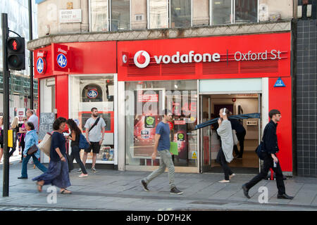 London, UK. 28. August 2013. Der Vodafone Shop in der Oxford Street. Am 29. August startet Vodafone 4G Service für Kunden in London. Das Unternehmen investierte £ 900 Millionen im Netz. Vodafone will roll-out der Service für 12 weitere Städte einschließlich Sheffield, Leeds und Manchester vor Ende 2013. Kunden auf einer SIM-Karte nur 12-Monats-Vertrag werden voraussichtlich £26 pro Monat, £5 mehr als die durchschnittliche 3G-Dienst zu zahlen. Bildnachweis: Pete Maclaine/Alamy Live-Nachrichten