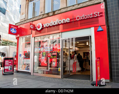 London, UK. 28. August 2013. Der Vodafone Shop in der Oxford Street. Am 29. August startet Vodafone 4G Service für Kunden in London. Das Unternehmen investierte £ 900 Millionen im Netz. Vodafone will roll-out der Service für 12 weitere Städte einschließlich Sheffield, Leeds und Manchester vor Ende 2013. Kunden auf einer SIM-Karte nur 12-Monats-Vertrag werden voraussichtlich £26 pro Monat, £5 mehr als die durchschnittliche 3G-Dienst zu zahlen. Bildnachweis: Pete Maclaine/Alamy Live-Nachrichten Stockfoto