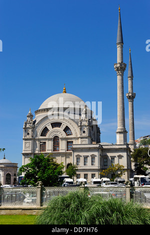 Dolmabahce Moschee neben Dolmabahce Palast, Istanbul, Türkei Stockfoto