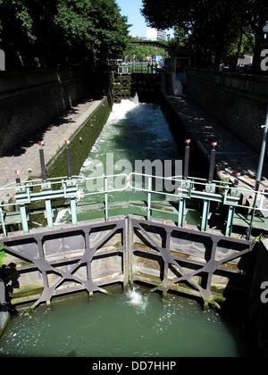 Canal Saint-Martin-Schleuse in der Nähe von Place Stalingrad, Paris, Frankreich Stockfoto