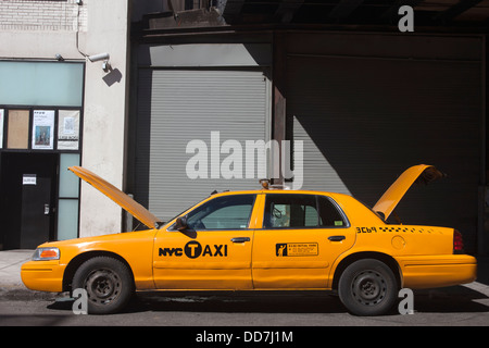 GELBES TAXI CAB WEST TWENTY-FIFTH STREET MANHATTAN NEW YORK CITY USA AUFGEGEBEN Stockfoto