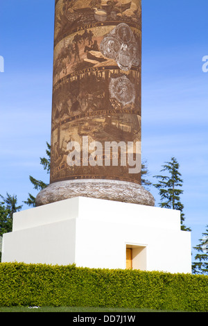 Die Astoria-Spalte ist ein Turm mit Blick auf den Columbia River auf Coxcomb Hügel in Astoria, Oregon, USA. Stockfoto