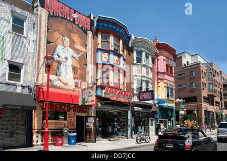 BEMALTE REIHENHÄUSER SOUTH STREET DOWNTOWN PHILADELPHIA PENNSYLVANIA USA Stockfoto