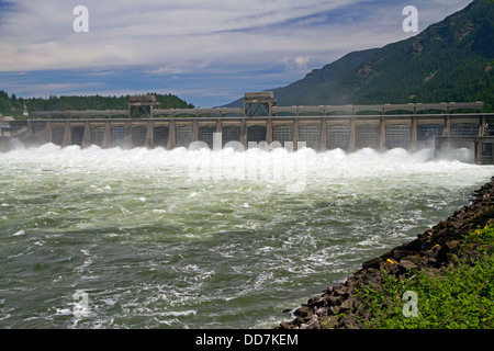 Bonneville Lock und Damm erstreckt sich über den Columbia River zwischen Oregon und Washington, USA. Stockfoto