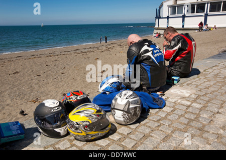 UK, Wales, Aberystwyth, Ceredigion Motorradfahrer Besucher saßen am Meer Stockfoto