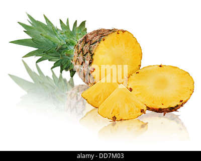 Reife Ananas mit Scheiben isoliert auf weißem Hintergrund. Closeup. Stockfoto