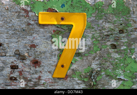 Nummer 7 auf alte Holztor Stockfoto
