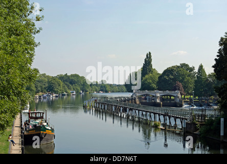 Blick auf den Fluss Themse von Teddington Brücke über Teddington Lock in Richtung Teddington Wehr Stockfoto
