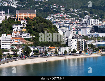 dh Oriental Bay WELLINGTON NEW ZEALAND St. Gerards Kloster am Wasser Häuser Wohnungen Blick auf Strand nz Küste Stockfoto