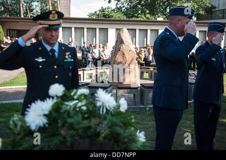 Mitglieder der militärischen Salute am Gedenkstein für die Opfer des Unfalls auf den Flugtag 1988 auf dem Gelände der Air Force Base in Ramstein, Deutschland, 28. August 2013. 70 Menschen starben und mehr als 1.000 wurden verletzt, als drei Militär-Jets der italienischen Kunstflugstaffel "Frecce Tricolori" in einer Höhe von 40 m im August 1988 kollidierte. Foto: OLIVER DIETZE Stockfoto