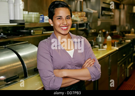 Hispanische Kellnerin im Restaurant lächelt Stockfoto