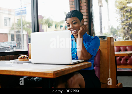 Afrikanische amerikanische Geschäftsfrau mit Laptop im restaurant Stockfoto