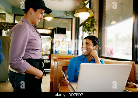 Kellnerin, die Aufnahme der Geschäftsfrau Bestellung im restaurant Stockfoto