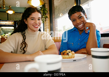 Frauen lachen im Restaurant Stand Stockfoto