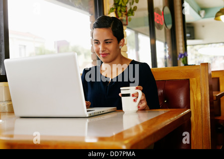 Hispanische Geschäftsfrau arbeiten im restaurant Stockfoto