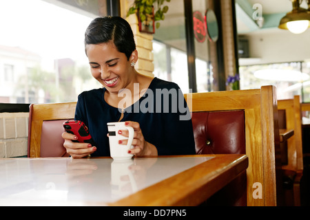 Hispanische Geschäftsfrau mit Handy im restaurant Stockfoto