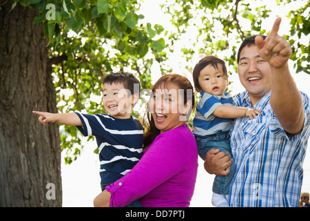 Japanische Familie spielen im park Stockfoto