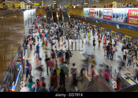 Verschwommene Menschen in einem u-Bahn-Bahnsteig in Taipei, Taiwan Stockfoto
