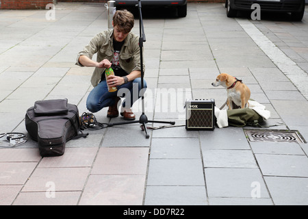 Busker, mit einem Hund, bereitet sich auf die Buchanan Street im Stadtzentrum von Glasgow, Schottland, Großbritannien, vor Stockfoto