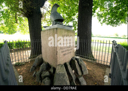 Das Moreau-Denkmal ist bei der Raecknitzhoehe in Dresden-Zschertnitz, Deutschland, 21. August 2013 sehen. Das Denkmal erinnert an die tödliche Verletzung von general Jean-Victor Moreau (1763-1813) am 27. August 1813. Moreau kämpfte für Zar Alexander I. gegen Napoleon und wurde verletzt, was zu seinem Tod in Laun am 2. September 1813. Foto: Sebastian Kahnert Stockfoto