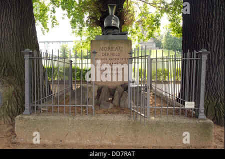 Das Moreau-Denkmal ist bei der Raecknitzhoehe in Dresden-Zschertnitz, Deutschland, 21. August 2013 sehen. Das Denkmal erinnert an die tödliche Verletzung von general Jean-Victor Moreau (1763-1813) am 27. August 1813. Moreau kämpfte für Zar Alexander I. gegen Napoleon und wurde verletzt, was zu seinem Tod in Laun am 2. September 1813. Foto: Sebastian Kahnert Stockfoto