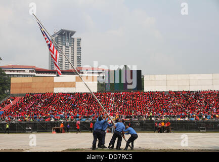 Kuala Lumpur, KUALA LUMPUR, MALAYSIA. 28. August 2013. Royal Malaysian Navy Personels Neuordnung der Fahnenstange während Malaysia nationale Tag Probe am Dataran Merdeka. Malaysia feiert seinen 56. Geburtstag der Unabhängigkeit vom britischen Mutterland am 31. August mit einer Straße Prozession in historischen Dataran Merdeka (Merdeka Square) in Kuala Lumpur stattfinden. Bildnachweis: Kamal Sellehuddin/ZUMAPRESS.com/Alamy Live-Nachrichten Stockfoto