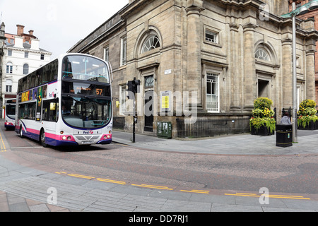 Ein Bus auf dem Nelson Mandela Place im Stadtzentrum von Glasgow, Schottland, Großbritannien Stockfoto